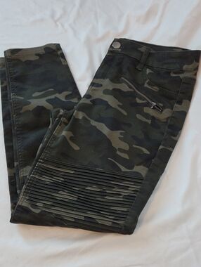 Tinseltown Women's Olive Green Camo Skinny Jeans